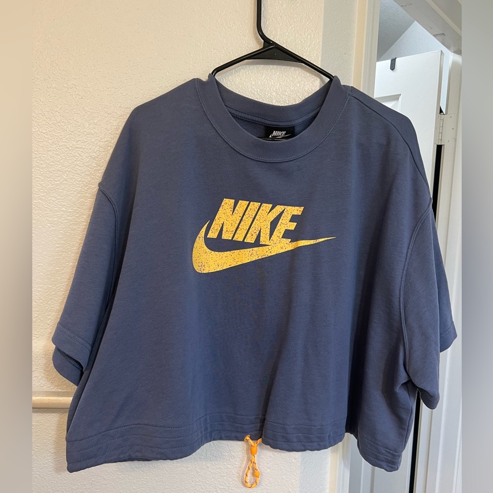 Nike jog shirt crop